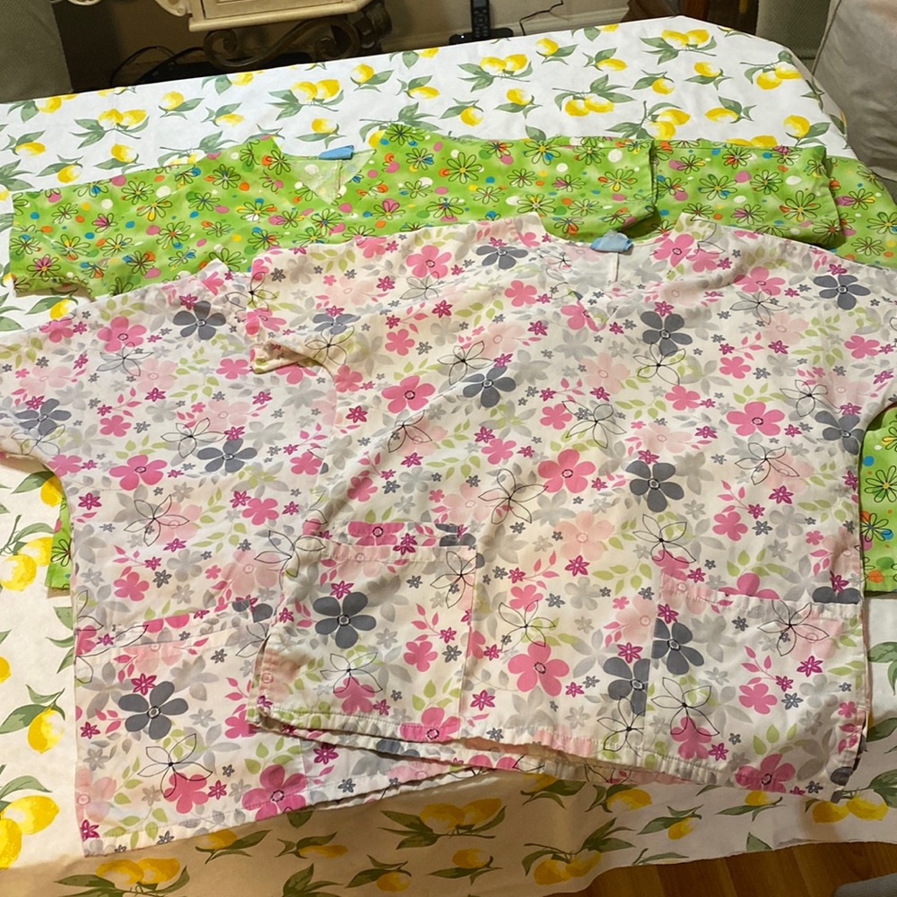 5 scrubs tops size XS